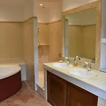 Le Petit Paradis לינה וארוחת בוקר 3*
